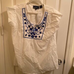 White Shirt with short sleeves and embroidered with blue flowers made in India,